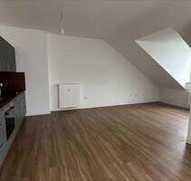 Für Singles oder Paare: 2-Zimmer-Dachgeschosswohnung mit Balkon und Einbauküche - Dachau