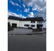 Freistehendes Einfamilienhaus mit Garage Schuppen Garten und Hof - Nauort
