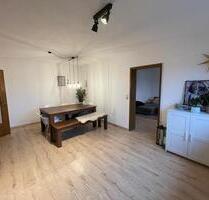 Helle 2-Zimmer-Wohnung mit großer Küche und PKW-Stellplatz - Kitzingen