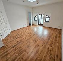 Gemütliche Dachgeschosswohnung mit 2 Zimmern + Bad mit Badewanne+Abstellraum+Laminat+Oberlichter - Magdeburg Leipziger Straße