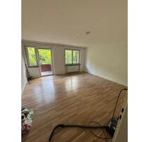 Helle 3 Zimmerwohnung mit Balkon und Garage - Höchberg