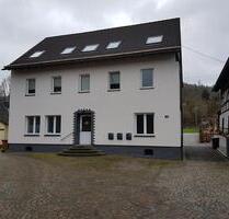 Gepflegte 4 Zimmerwohnung 102qm mit eigenem Garten und zwei Parkp - Flammersfeld