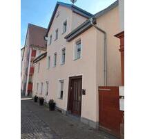 Haus direkt in der Stadtmitte - 480.000,00 EUR Kaufpreis, ca.  240,00 m² in Metzingen (PLZ: 72555)