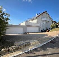 Provisionsfrei - großzügiges Einfamilienhaus mit ELW und Garagen - Aichelberg