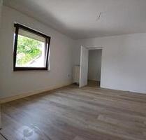 Elm Schwalbach. Renovierte 3 Zimmer Wohnung mit Loggia und Garage - Püttlingen