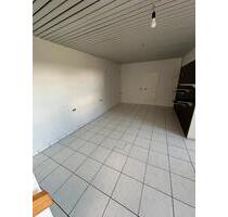 Helle 1,5-Zimmer-Souterrainwohnung mit eigenem Eingang - Ried