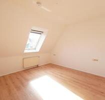 Willkommen in Ihrem neuen Zuhause! Inmitten des charmanten Crailsheims erwartet Sie eine attraktive Dachgeschosswohnung zur Miete. Auf etwa 47 m² Wohnfläche erstrecken sich zwei helle Zimmer, die...