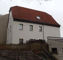 Nur zur Vermietung! Sanierungsbedürftiges Einfamilienhaus mit 2 Garagen in Lunzenau
