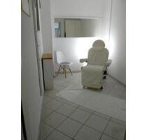 Kleiner Raum: Wimpernverdichtung, Kosmetik, Haarentfernung - München Allach-Untermenzing