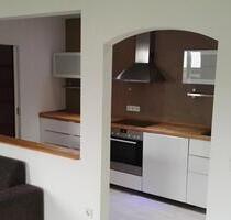 Neuwertige 80 m² 3-Zi.-Whg. mit EBK und Garten in Laaber