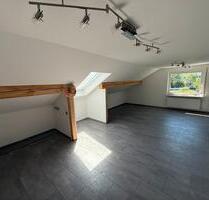 Weitefeld: Helle DG-Whg.- Wohnküche, 64m2, 2 Zimmer+Garage
