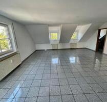 Helle Dachwohnung mit Balkon, EBK und PKW-Stellplatz! - Rottendorf