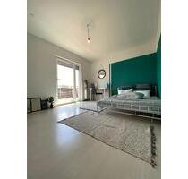 Großes Zimmer mit Balkon in der Nähe von Stuttgart Mitte