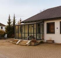 Praktisches Büro- und Praxisgebäude mit großzügigen Parkplätzen in Wildenberg