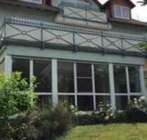 Helle 3-Zimmer-Dachgeschosswohnung mit Balkon ins Grüne – zentral - Bad Vilbel