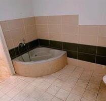 2 Zimmer gr Wohnküche mit Eckebadewanne und Tageslichtbad - Ratingen Tiefenbroich