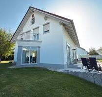 Familienidylle mit Wellnessfaktor-Einfamilienhaus mit Spa-Bereich - Ochsenhausen