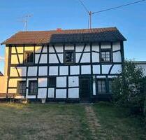 Fachwerkhaus mit sonnigem Garten und großem Nebengebäude - Schuld