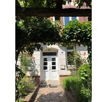 4-Zimmer-Altbauwohnung mit Balkon, Loggia und Einbauküche - Kiel Ravensberg