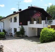 7-Zimmer-Wohnung mit Garten und Doppelgarage - Berg
