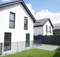 NEUBAU - MODERNE DOPPELHAUSHÄLFTE MIT GARTEN UND 2 STELLPLÄTZEN IM NEUBAUGEBIET - Schwaigern