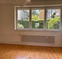 Zwei Zimmer Ladenwohnung (Raumhöhe 3,30m) in Maxvorstadt - München