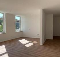 Moderne 3-Raum Wohnung mit Aufzug, Balkon und FB-Heizung - 2023 saniert - Treuen
