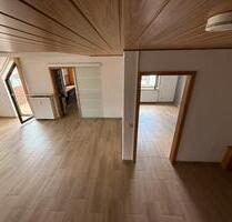 Charmante Maisonette-Wohnung mit 2 Balkon und Stellplatz - Eisenberg (Pfalz)