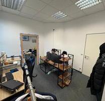 möbliertes Top-Büro (insg. 4 verfügbar) in Nieder-Eschbach – Küche, 2 WCs, Stellplätze - Frankfurt am Main Bonames