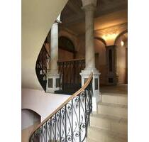 3-Zimmer-Dachgeschoss Wohnung mit BALKON, PKW-Stellplatz und offener Küche im Wohnzimmer zu vermieten! - Zwickau