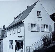 Teilsaniertes Einfamilienhaus mit Bar und Wohnung und Grundstück - Greiz
