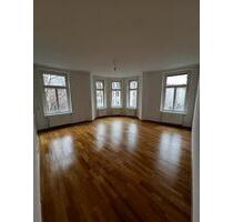 Helle 2-Zimmer-Altbauwohnung mit EBK, Aufzug & Erkerblick - Leipzig Nord