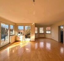 Lichtdurchflutete 3-Zimmere-Wohnung mit Balkon und EBK, Altenburg - Reutlingen