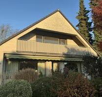 Gemütliche Dachgeschosswohnung mit Balkon in ruhiger Lage von Langenfeld. In einem gepflegten 2-Parteien-Haus aus dem Baujahr 1971 befindet sich diese wunderschöne 3-Zimmer-Dachgeschosswohnung in... - Langenfeld (Rheinland)