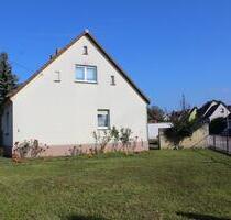 Einfamilienhaus mit Nebengebäude und 3 Garagen - neuer Versuch - Lauchhammer