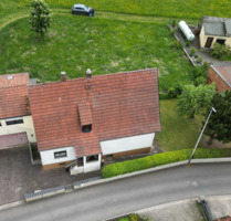 Ein Haus mit zwei Wohneinheiten, Garten u. Wiese in Reckendorf
