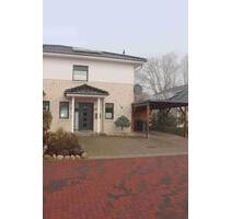 Neuwertige DHH (Bj. 2020) in Heide-Ost – KfW-55, Carport, Garten