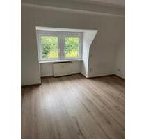 Attraktive 3-Zimmer-DG-Wohnung mit GarageZufahrt u Garten - Solingen