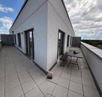 Lichtdurchflutete 2-Raum-Penthouse-Wohnung mit EBK & Aufzug - Berlin Lichtenberg