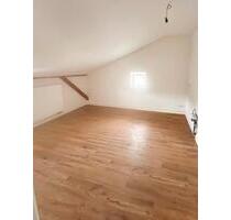 Erstbezug nach Sanierung: Moderne 2-Zimmer-Dachgeschosswohnung direkt am Bahnhof Kamenz