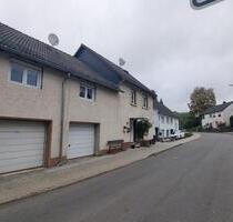 Großes Solides Einfamilienhaus 182qm2 mit Garten,Garagen, 7Zimmer - Steimel