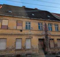 Sanierungsbedürftiges Mehrfamilienhaus mit 5 Wohnungen - Aschersleben