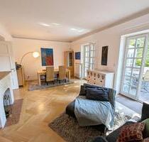 Stilvolle möblierte 2,5-Zimmer-Terrassenwohnung mit Altbau-Charme - Gauting