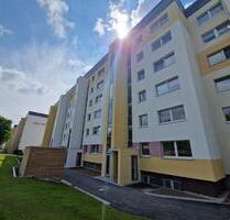 Modernisierte 4-Raum-Wohnung mit Erzgebirgsblick und Aufzug + *Jahresmitgliedschaft im Fitnessclub - Hohenstein-Ernstthal