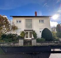 Geräumiges Zweifamilienhaus mit 2 Garagen in Rastatt