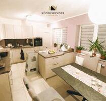 Doppelhaushälfte mit neuer Einbauküche, Carport für zwei Fahrzeuge und Stellplatz für PKW am Haus - Hammelburg