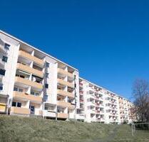 Helle 1-Raum-Wohnung mit Balkon und Badewanne im 4. OG – 41 m² - Oelsnitz (Vogtland)