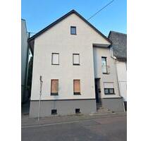 Einfamilienhaus mit Nebengebäude, Hof und Garage - Selters (Taunus)