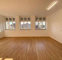 Zu vermieten: 2-Zi Wohnung mit Garage in Forchheim, Bj. 2022