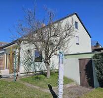 Reiheneckhaus in Bayreuth-Top Lage mit Garten und zwei Garagen